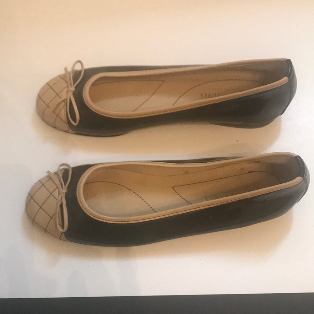 Black/tan flats